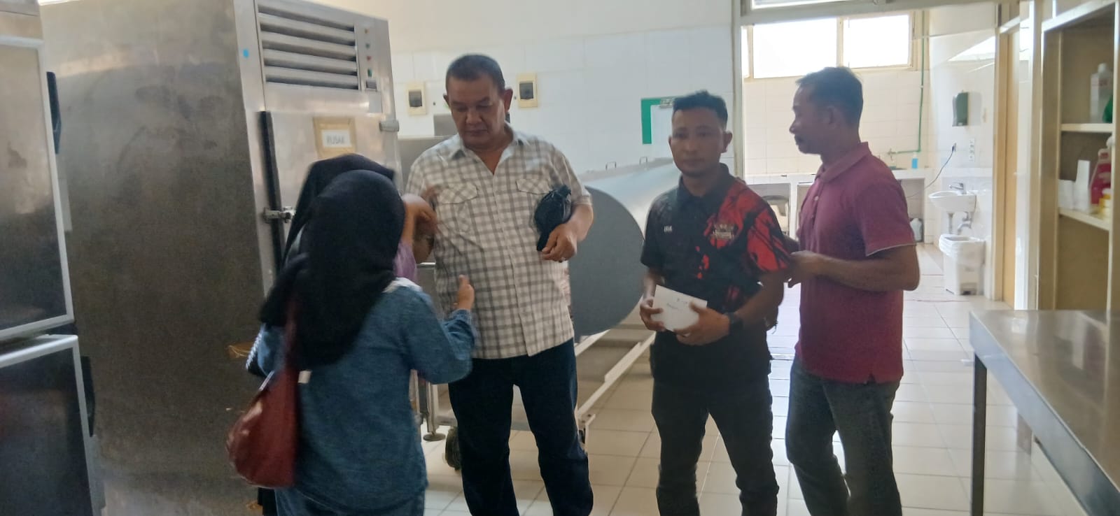 Ir. Iskandar Jenguk Keluarga Almarhum Ruslan di RSZA, Jenazah Akan Dipulangkan ke Simeulue