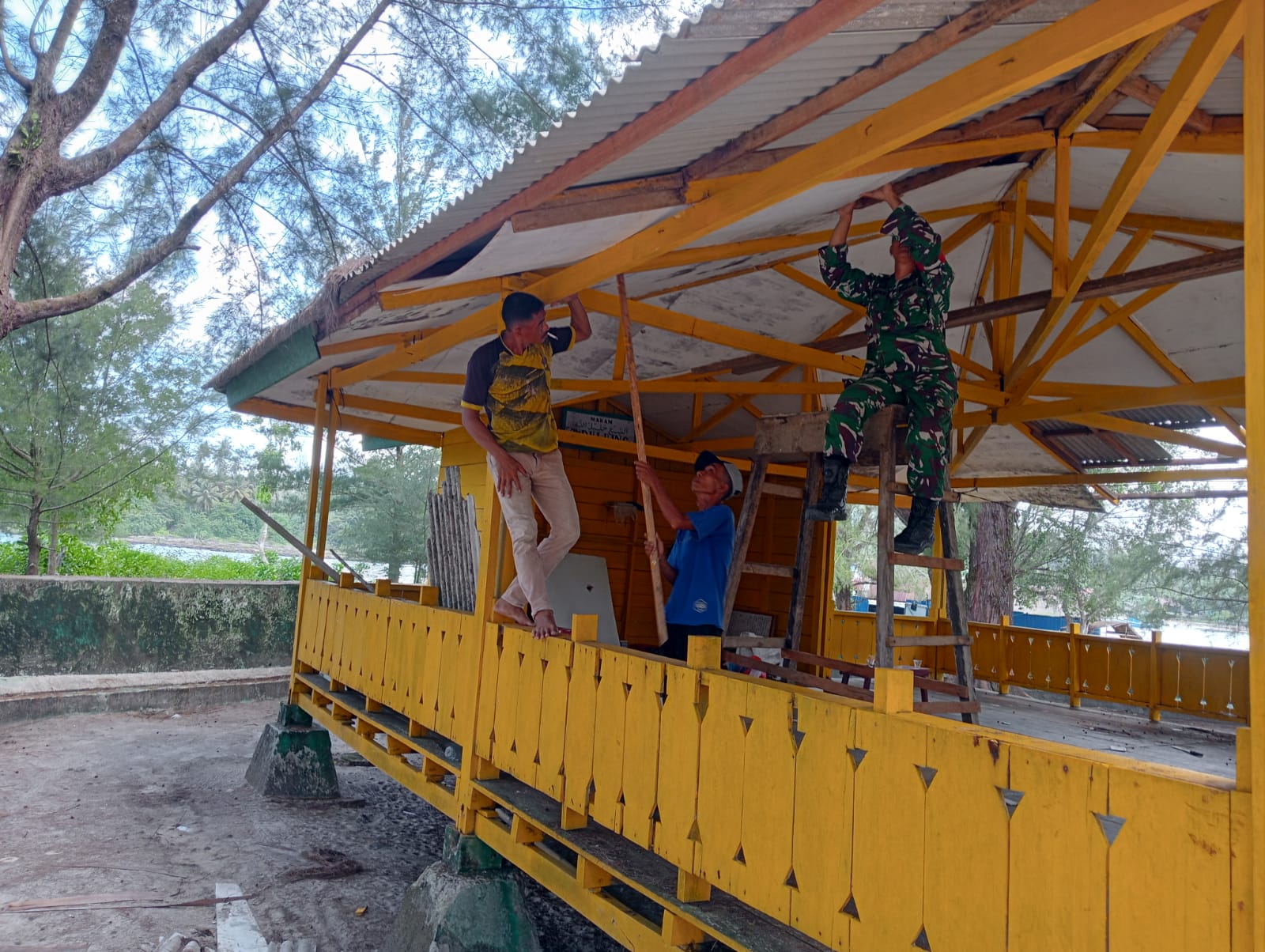 Personel Kodim Simeulue Renovasi dan Hidupkan Kembali Mushola Tua di Makam Tengku di Ujung