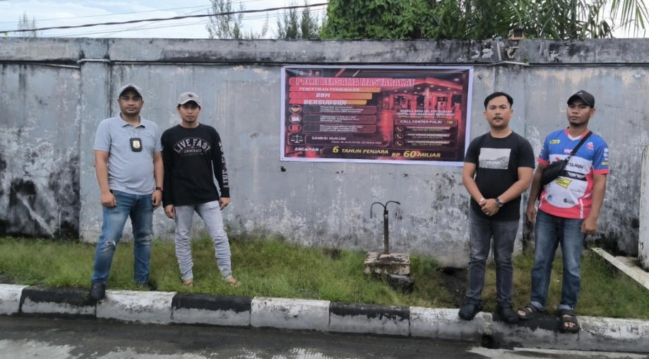 Satreskrim Polres Simeulue Pasang Baliho, Tegaskan Imbauan Penertiban BBM Bersubsidi