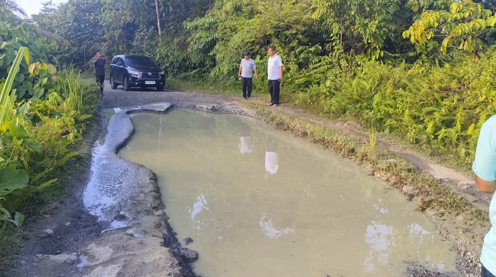 Puluhan Tahun Merasakan Jalan Rusak, Warga Buluh Hadek mengadu ke Iskandar DPRA