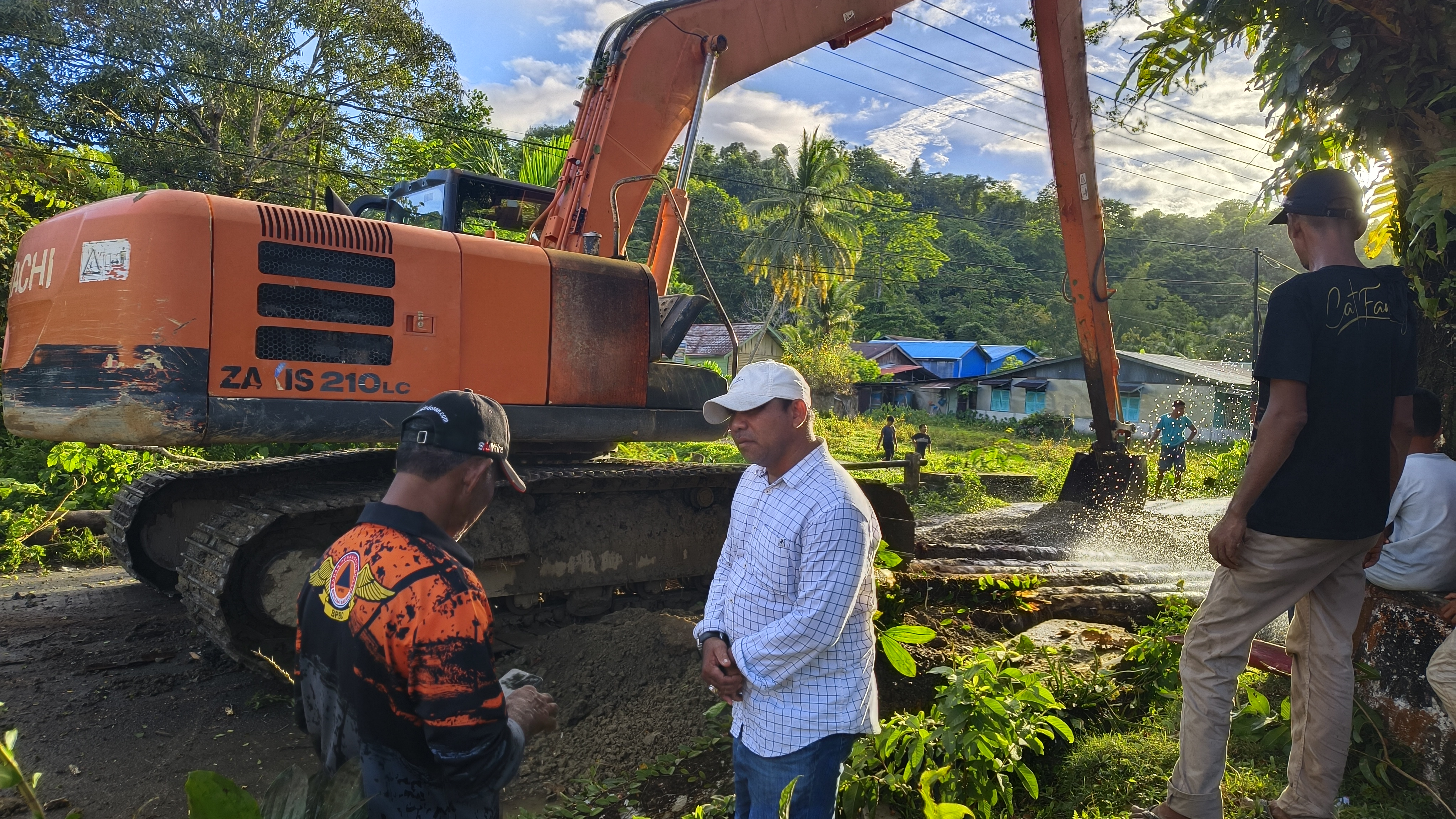 BPBD Simeulue Kebut Perbaikan Jembatan Amaiteng yang Ambuk! Target Malam Ini Akses Warga Kembali Normal
